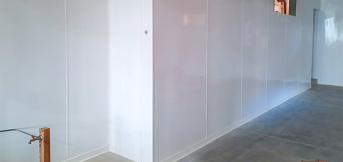 rénovation avec plaques lambris murs d'une chèvrerie